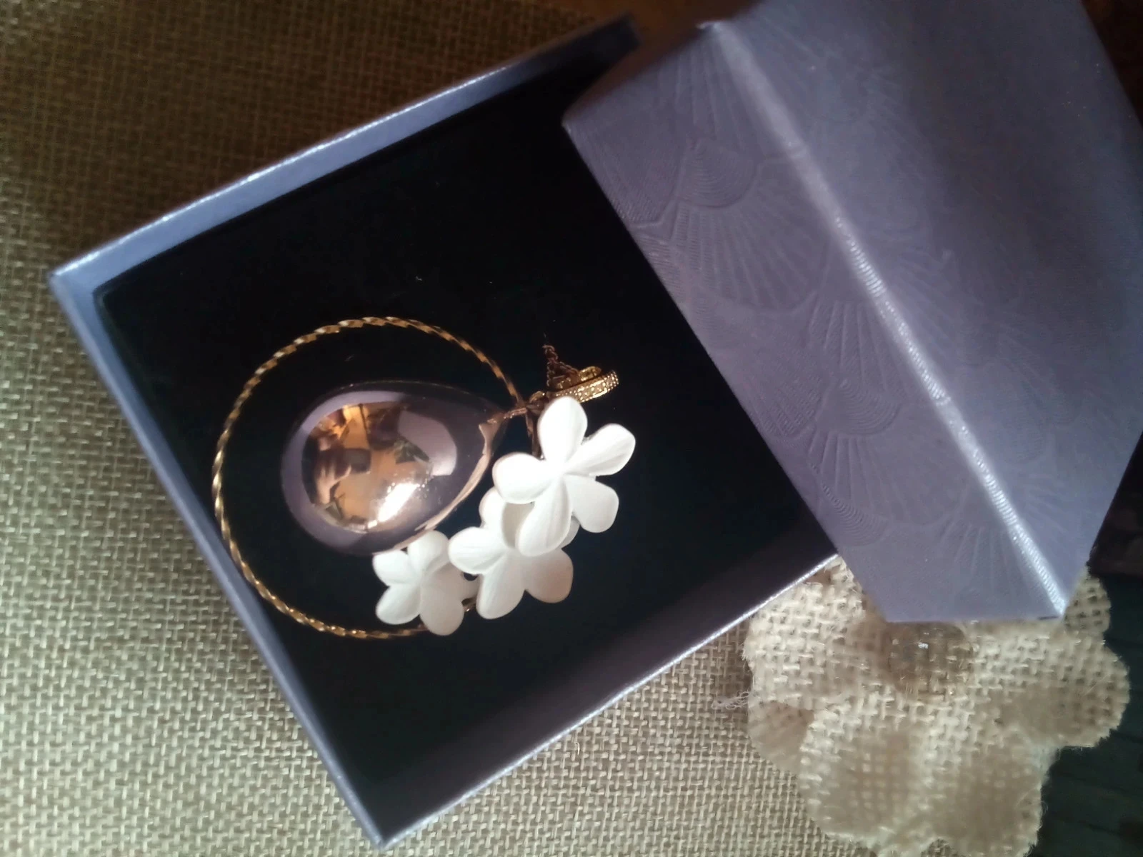 Collar colgante BOLA gota y flores blancas – photo 5
